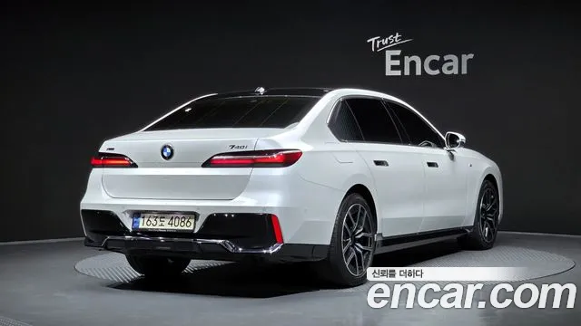 BMW 7-Series 7 серия (G70) 740i xDrive M Sport — Фото автомобиля 2