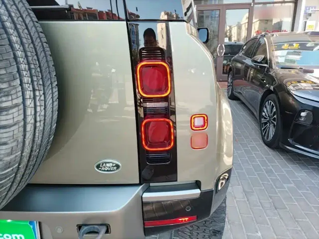 Land Rover Defender — Фото автомобиля 7