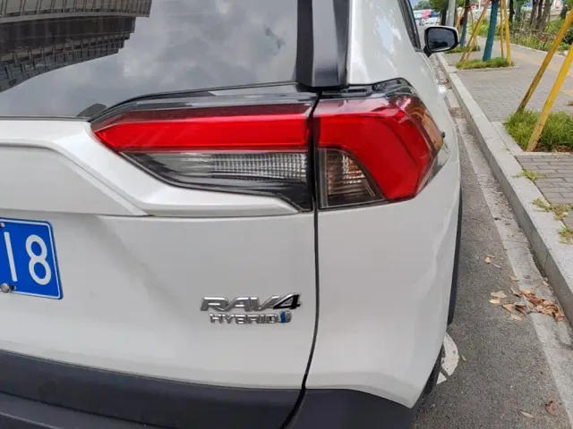 Toyota RAV4 — Фото автомобиля 7
