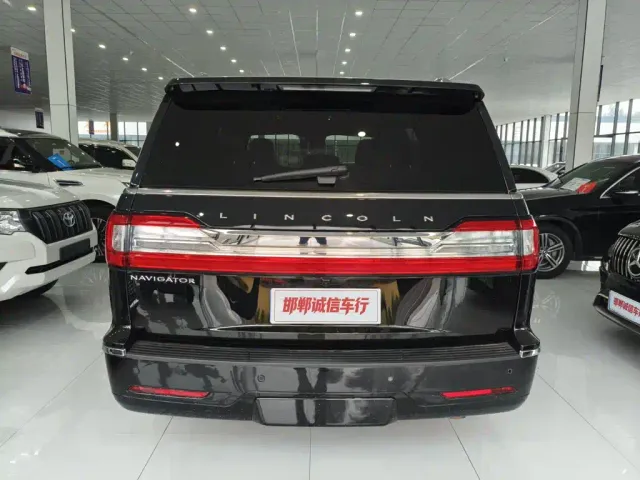 Lincoln Navigator — Фото автомобиля 5