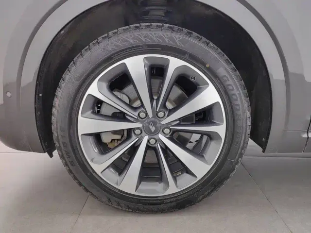 Li Auto ONE — Фото автомобиля 17