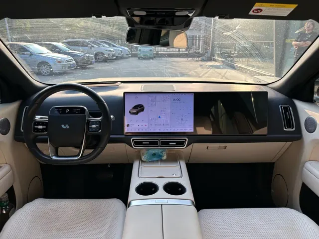 Li Auto L8 — Фото автомобиля 5