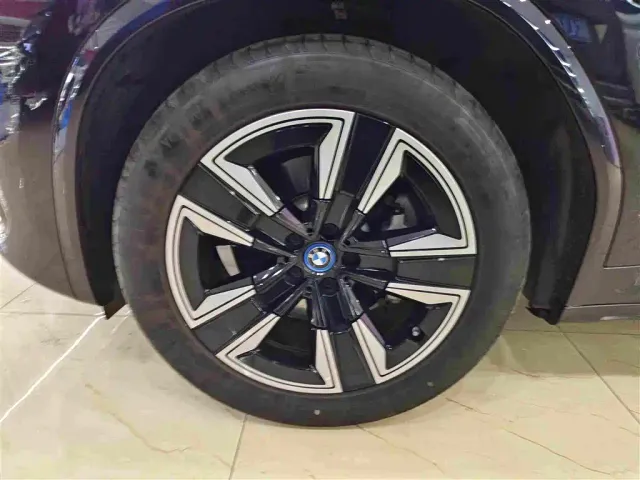 BMW iX3 — Фото автомобиля 10