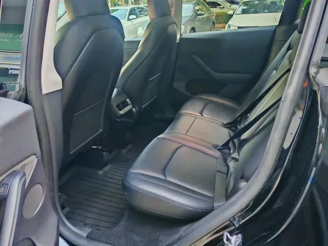 Tesla Model Y — Фото автомобиля 8