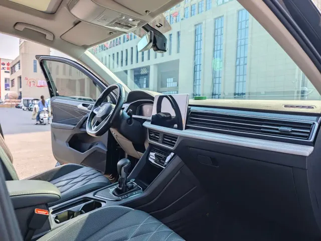 Volkswagen Tiguan L — Фото автомобиля 27