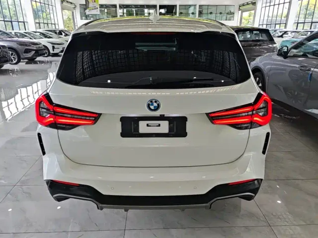 BMW iX3 — Фото автомобиля 5