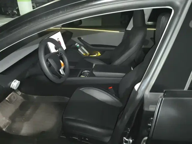 Tesla Model 3 — Фото автомобиля 11