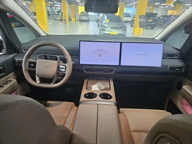 Li Auto MEGA — Фото автомобиля 15