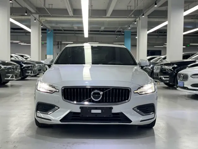 Volvo S60 — Фото автомобиля 2