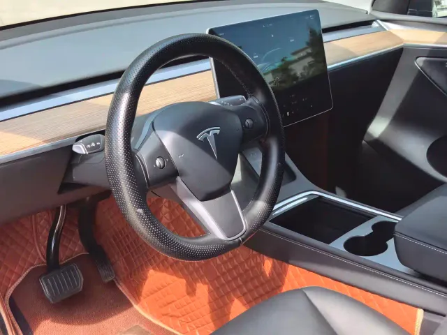 Tesla Model Y — Фото автомобиля 7