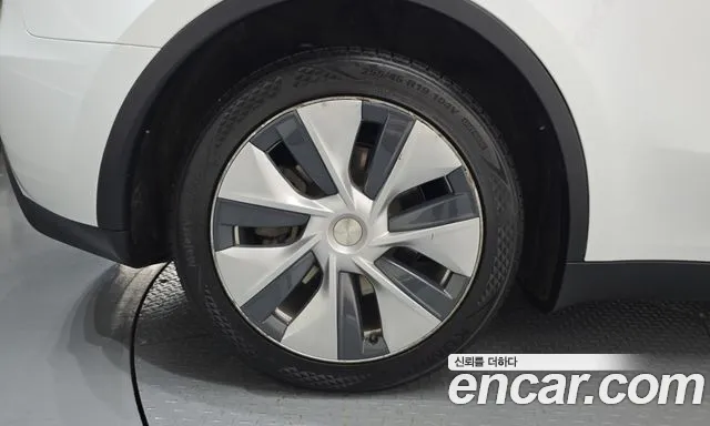 Tesla Model Y — Фото автомобиля 5
