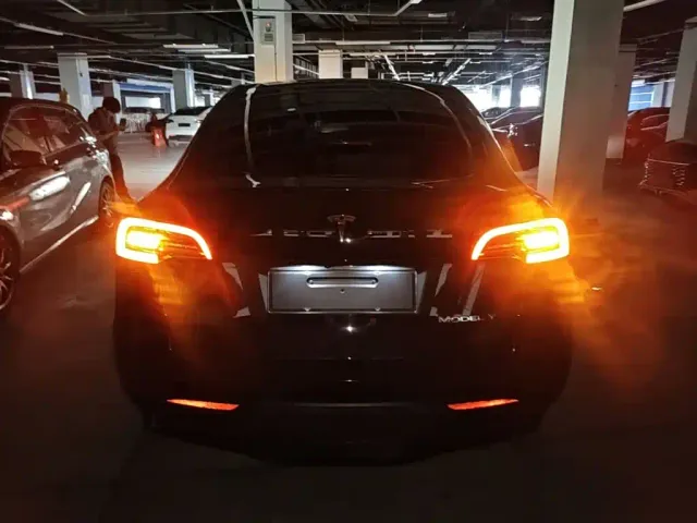Tesla Model Y — Фото автомобиля 5