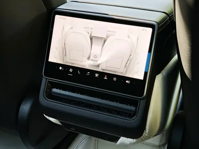 Tesla Model Y — Фото автомобиля 8