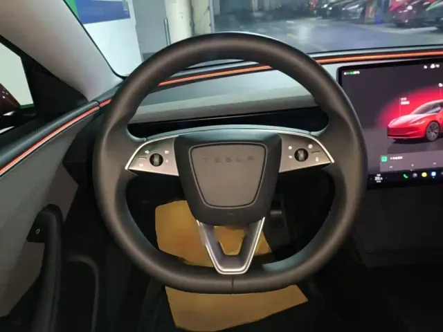 Tesla Model 3 — Фото автомобиля 10