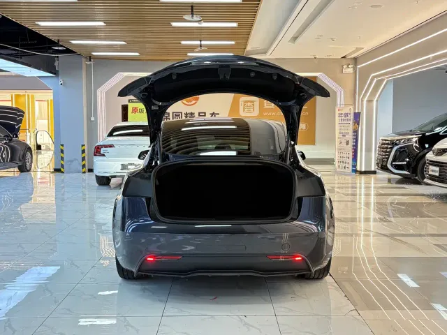 Tesla Model 3 — Фото автомобиля 19