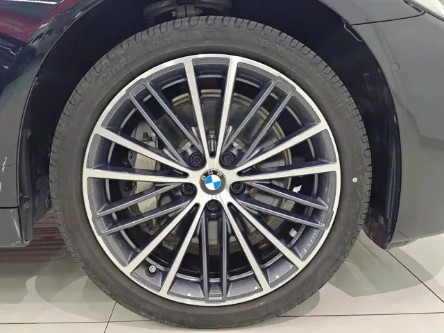 BMW 5 Series — Фото автомобиля 9