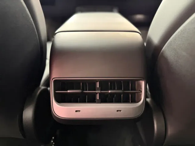 Tesla Model Y — Фото автомобиля 12