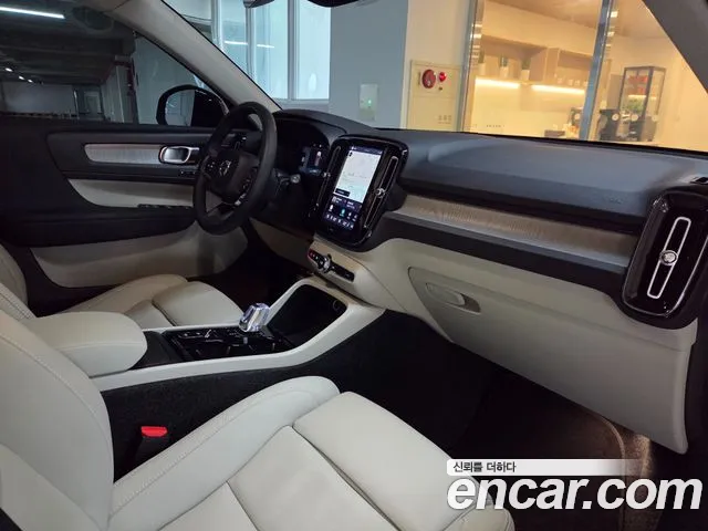 Volvo XC40 — Фото автомобиля 10