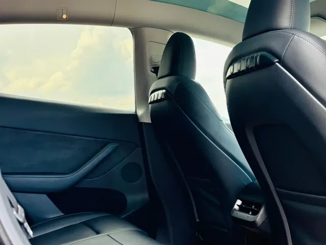 Tesla Model Y — Фото автомобиля 15