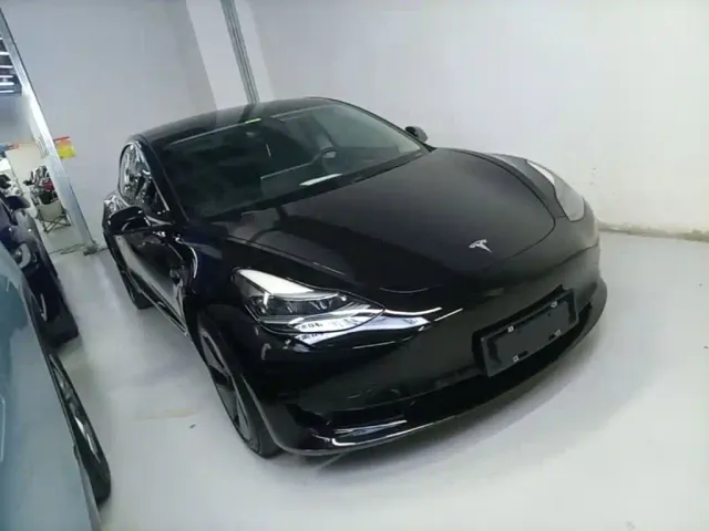 Tesla Model 3 — Фото автомобиля 3
