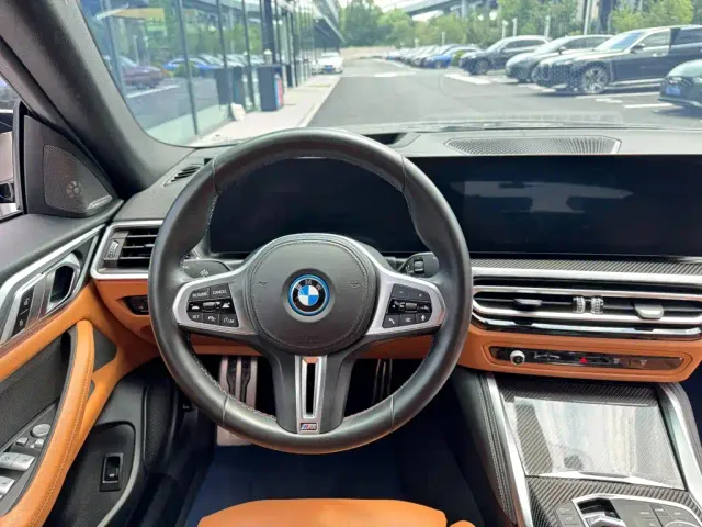 BMW i4 — Фото автомобиля 11