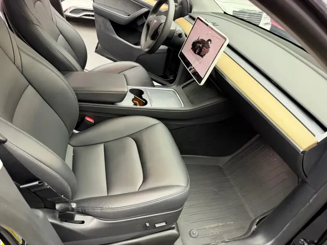Tesla Model Y — Фото автомобиля 13