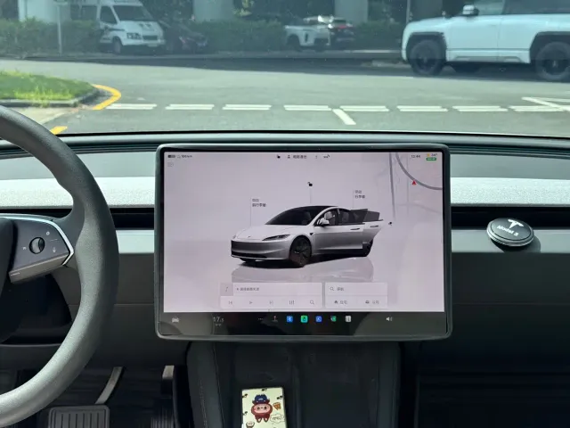 Tesla Model 3 — Фото автомобиля 9