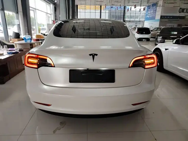Tesla Model 3 — Фото автомобиля 5