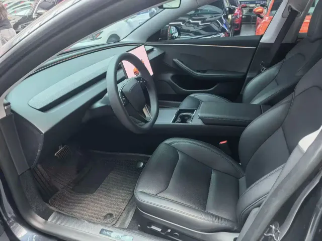 Tesla Model 3 — Фото автомобиля 4