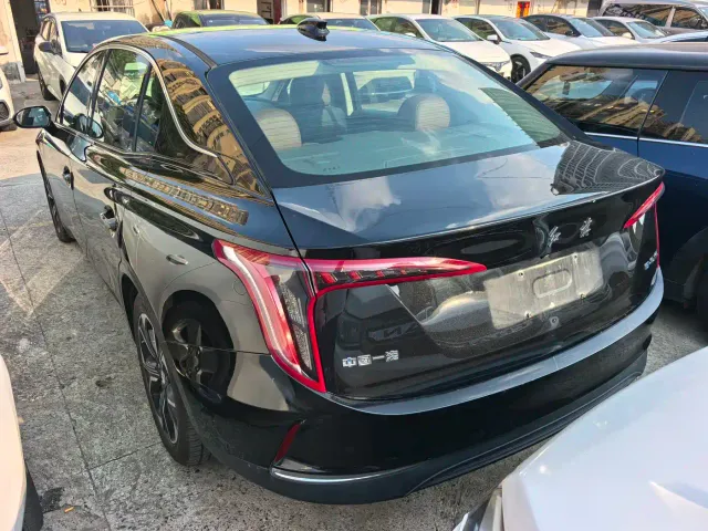 Hongqi E-QM5 — Фото автомобиля 6