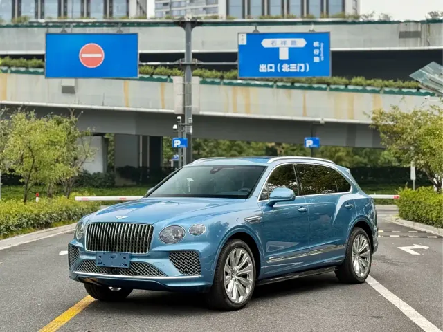 Bentley Bentayga — Фото автомобиля 3