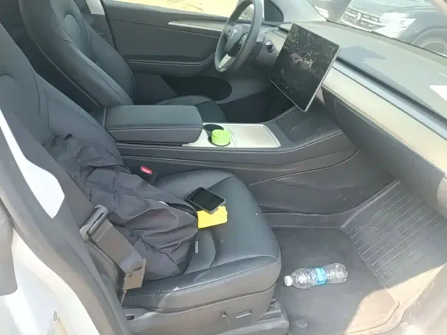 Tesla Model Y — Фото автомобиля 24
