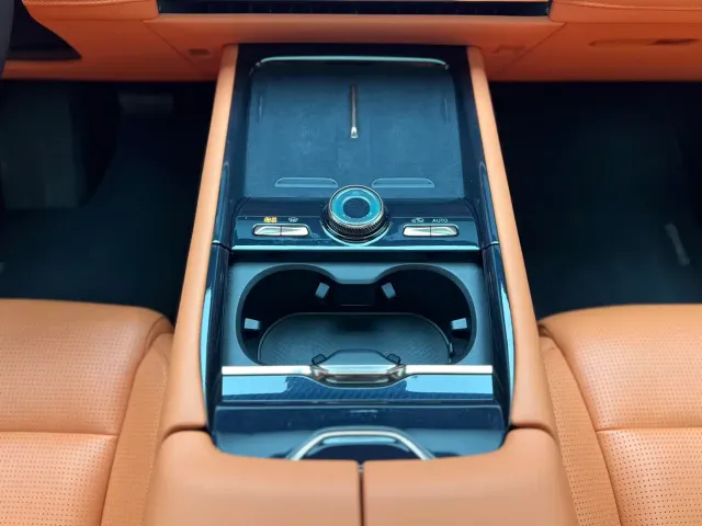 Lynk & Co 900 — Фото автомобиля 15