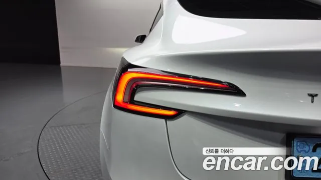 Tesla Model 3 — Фото автомобиля 23