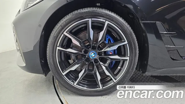 BMW i4 — Фото автомобиля 2