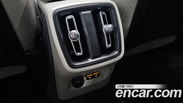 Вольво XC40 — Фото автомобиля 18