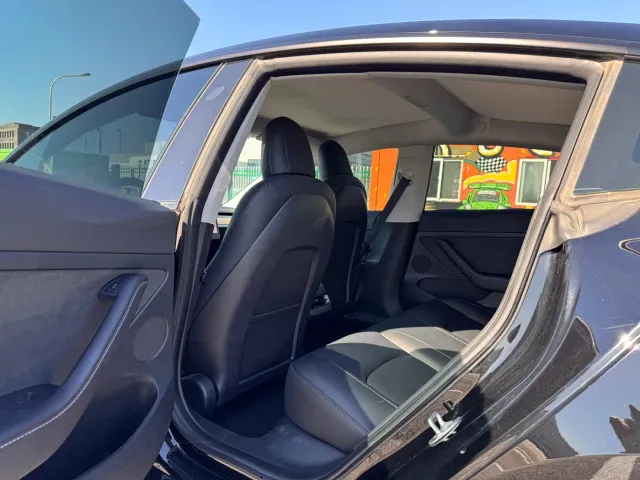 Tesla Model 3 — Фото автомобиля 10