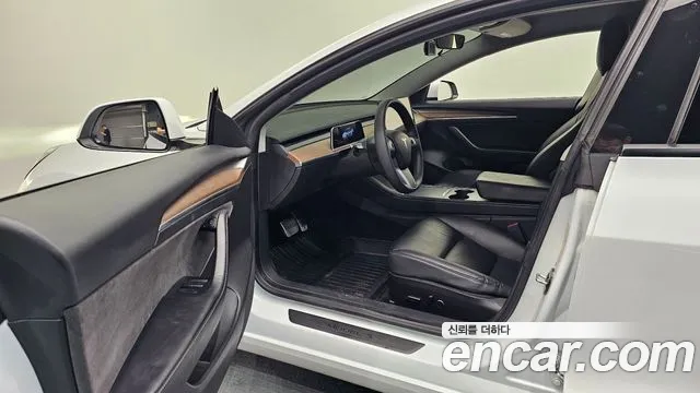 Tesla Model 3 — Фото автомобиля 10