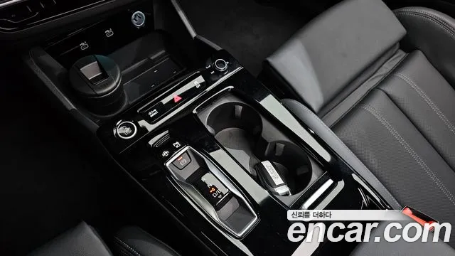 Audi Q6 e-tron — Фото автомобиля 9