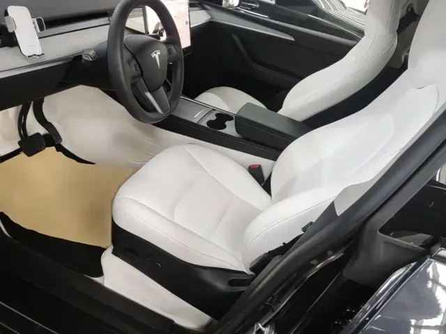 Tesla Model Y — Фото автомобиля 14