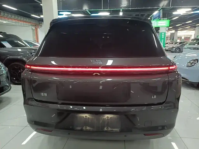 Li Auto L8 — Фото автомобиля 5