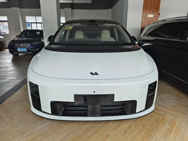 Li Auto i8 — Фото автомобиля 2