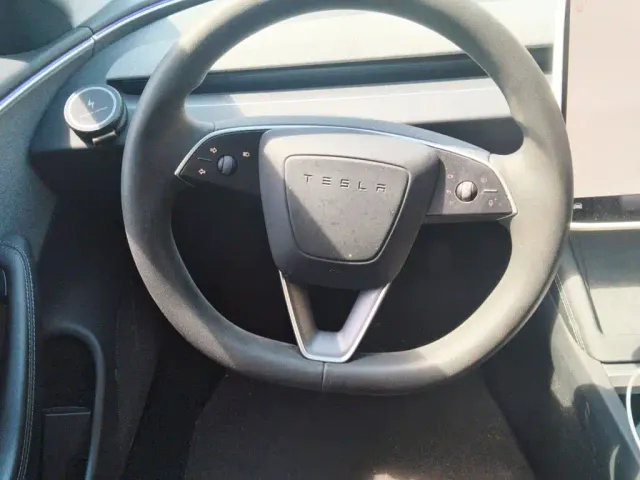 Tesla Model 3 — Фото автомобиля 2