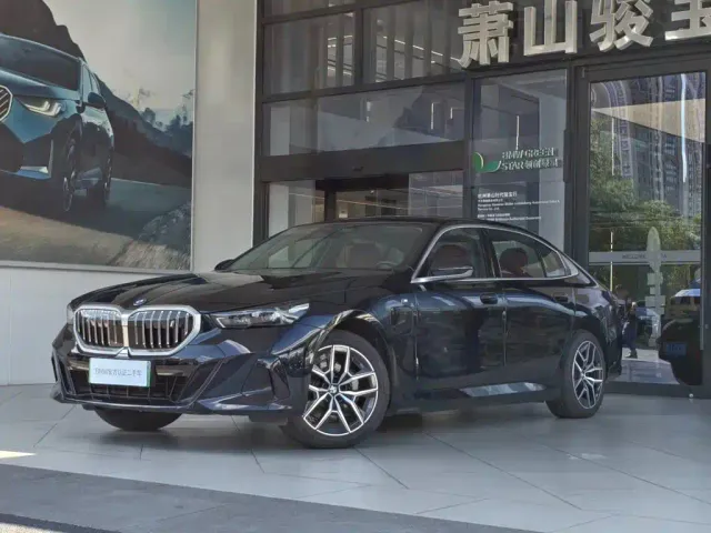 Фотография автомобиля — BMW i5