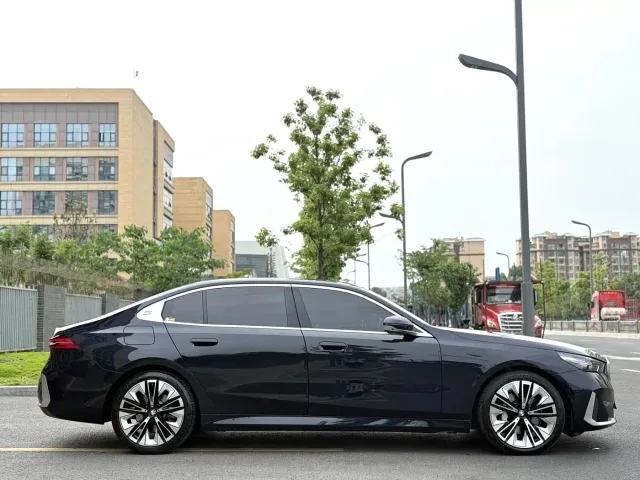 BMW 5 Series — Фото автомобиля 13