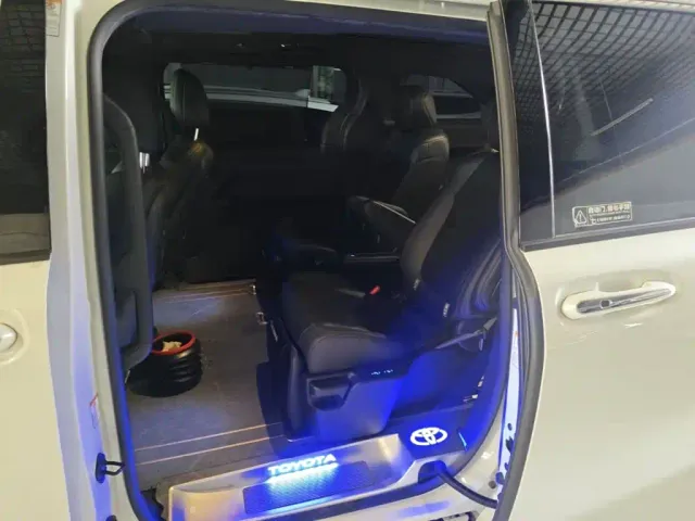 Toyota Sienna — Фото автомобиля 16