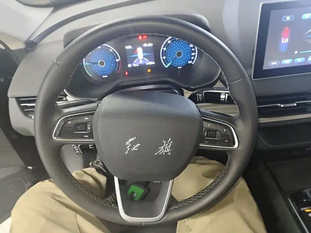 Hongqi E-QM5 — Фото автомобиля 10