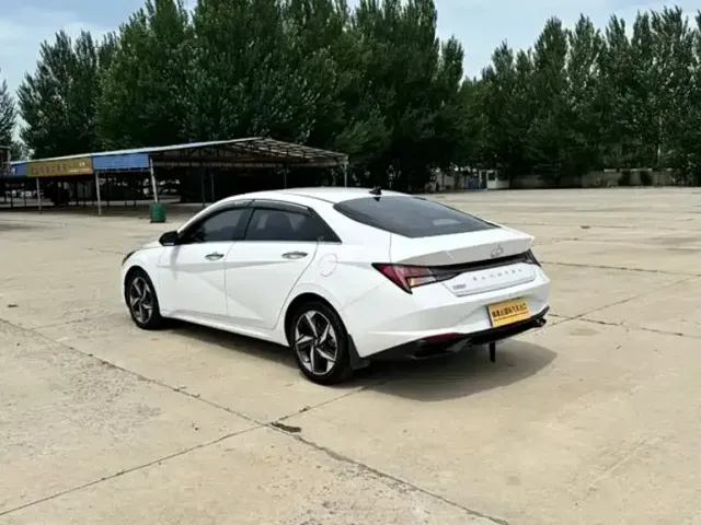 Hyundai Elantra 2022 1.5L CVT LUX Premium Edition — Фото автомобиля 7