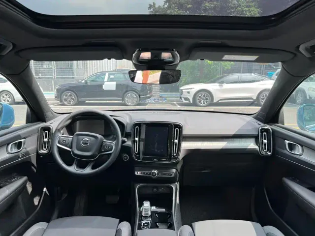 Volvo XC40 — Фото автомобиля 5