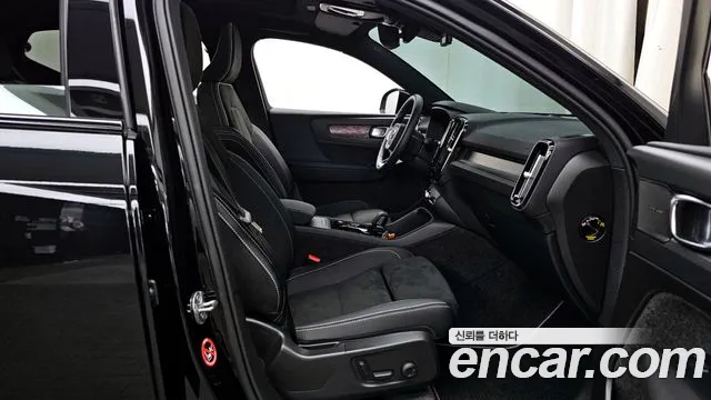 Вольво XC40 B4 Black Edition — Фото автомобиля 9